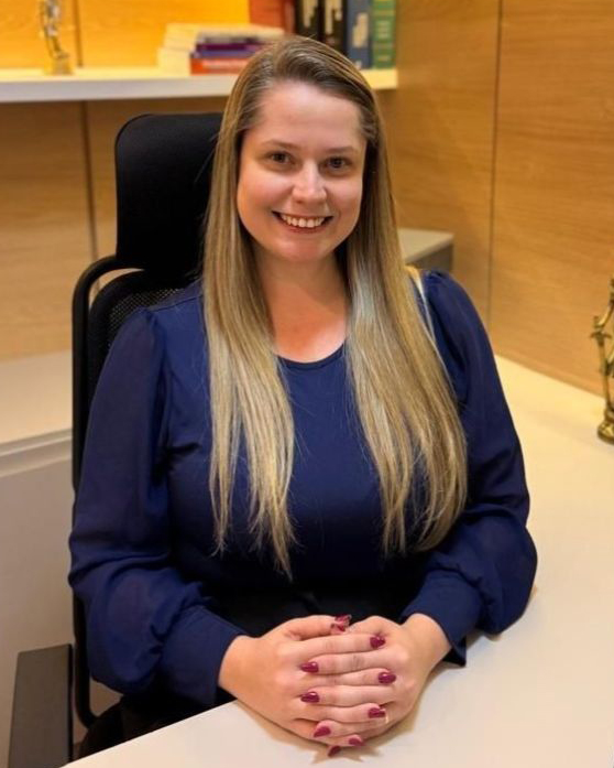 Retrato institucional de Josiane Menegon no escritório SRS Advogados