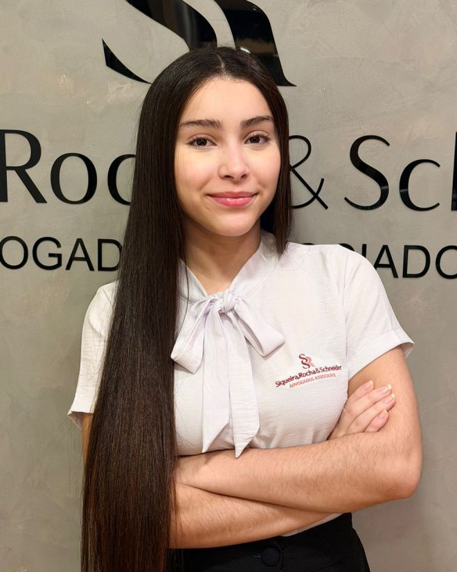 Retrato institucional de Maria Vitória Padilha no escritório SRS Advogados