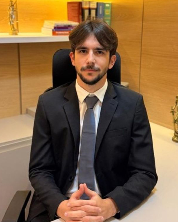 Retrato institucional de Matheus Hoffmann no escritório SRS Advogados